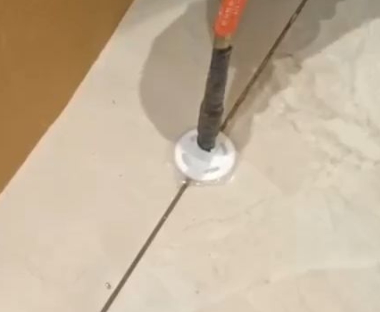 赣榆瓷砖空鼓维修公司专业解答瓷砖在铺贴过程中，如果没有涂抹均匀到位的粘结材料（如水泥砂浆或瓷砖胶），可能会导致以下问题